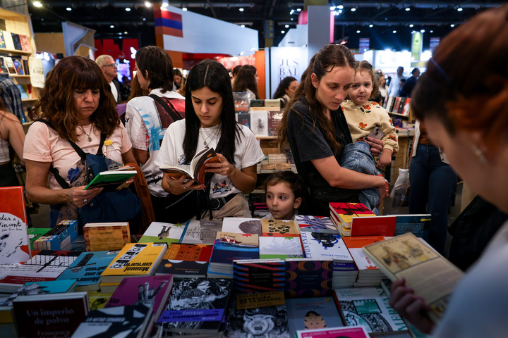 Pasillos llenos en la Feria Internacional del Libro en Buenos Aires. Foto: Cristina Sille. 
