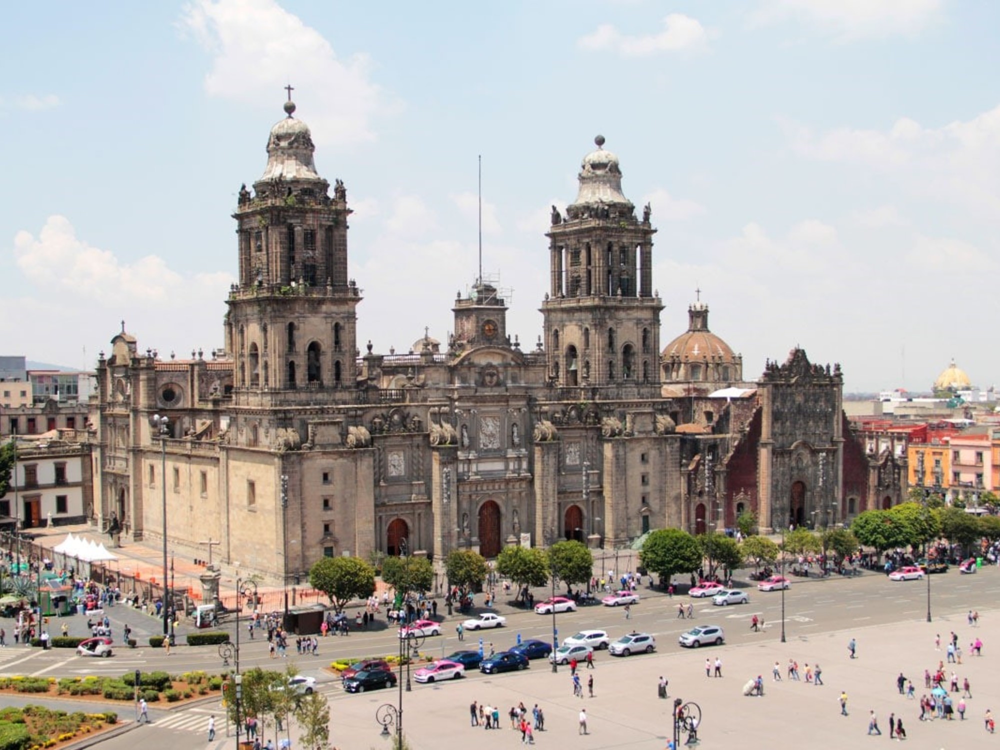 La iglesia más grande de América Latina es la Catedral Metropolitana de la Ciudad de México.