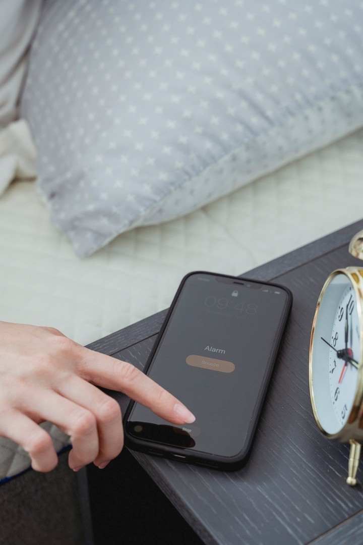El error de usar el celular como despertador y sus efectos en tu salud. La cama matrimonial actual tiene dos celulares, dos enchufes, dos cargadores y dos alarmas del celu puestas para despertar./ Foto: iStock Photos.