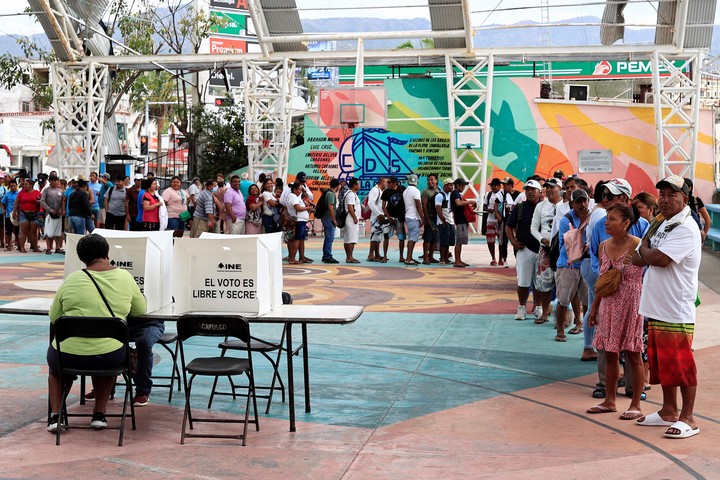 Un grupo de personas vota en las elecciones judiciales este domingo en Acapulco, estado de Guerrero (México). Foto EFE