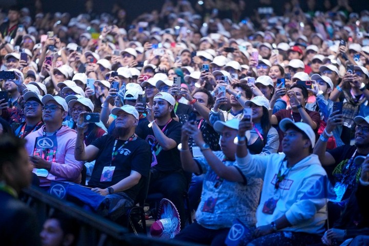Los fanáticos con las gorra blanca de Los 4 Fantásticos admirando a sus ídolos en la CCXP en México. Foto: Getty Images