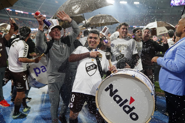 Como hinchas, los jugadores festejaron su título. Foto: Marcelo Carroll 