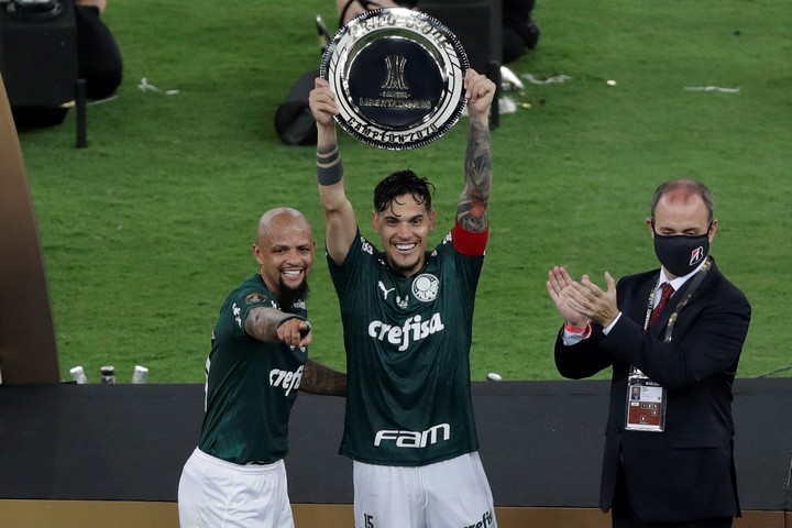 El paraguayo Gustavo Gómez, todavía en el plantel, y el ya retirado Felipe Melo celebran el título de 2021. Foto: Silvia Izquierdo / POOL / AFP.