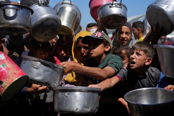 Niños palestinos buscan comida en Gaza. Foto: AP