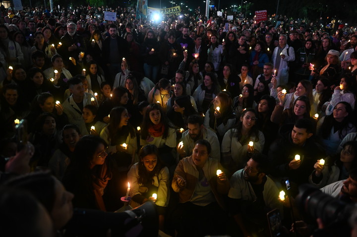 Llevan velas y corazones violetas. Foto Federico Lopez Claro