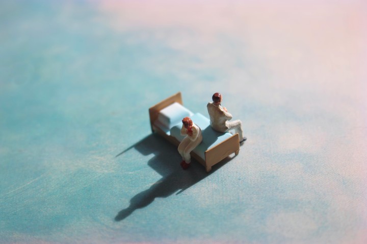 El estrés, la rutina, el miedo a no complacer, la baja autoestima corporal o la presión por “cumplir” son factores que suelen desencadenar o agravar dificultades sexuales. Foto: ilustración Shutterstock.