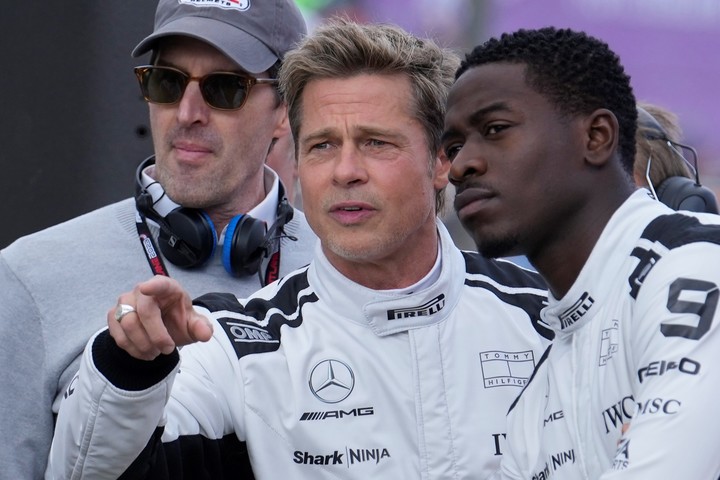Brad Pitt y Damson Idris, filmando en el Gran Premio de británico, en Silverstone.