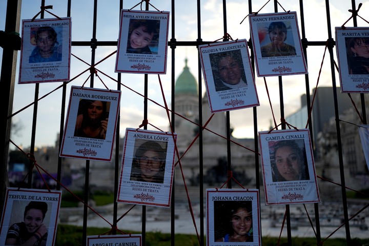 Rostros de mujeres asesinadas en la última movilización por Ni Una Menos. Foto: AP Photo/Natacha Pisarenko.