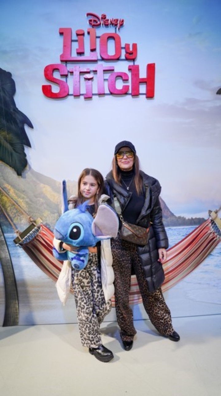 María Fernanda Callejón junto a su hija, Giovanna en la premiere de Lilo & Stitch.