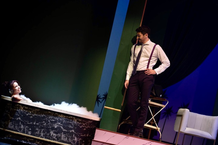 Disfrutando los lujos. Florencia Peña y Juan Ingaramo, en "Pretty Woman".