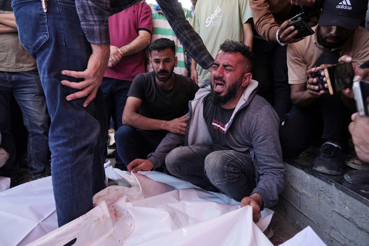 Un palestino llora la muerte de su esposa y sus dos hijos, en Gaza. Foto: