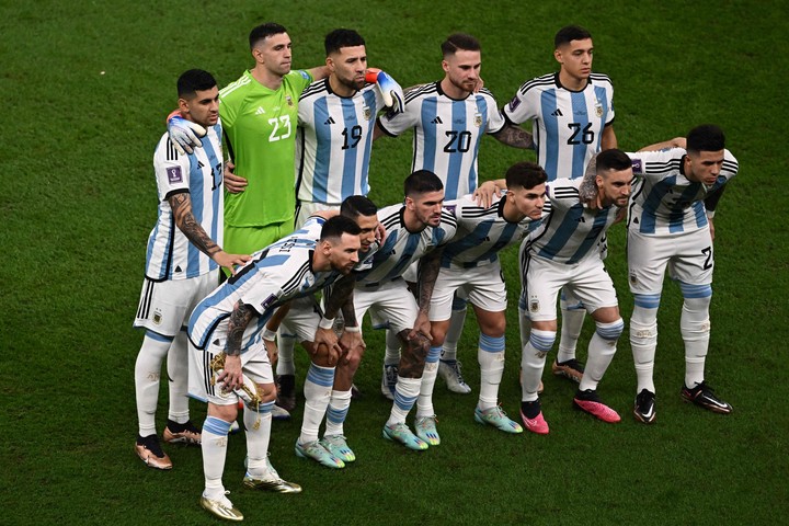 Argentina, campeón en Qatar 2022, un equipo que evoluciona y al que nadie logra descifrar cómo jugarle, mérito de Scaloni. Foto: Jewel SAMAD / AFP)