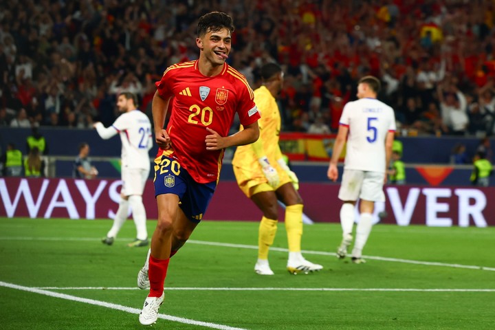 Pedri, un relojito en el mediocampo de España, que encima tiene gol. Foto: EFE / EPA / ANNA SZILAGYI.
