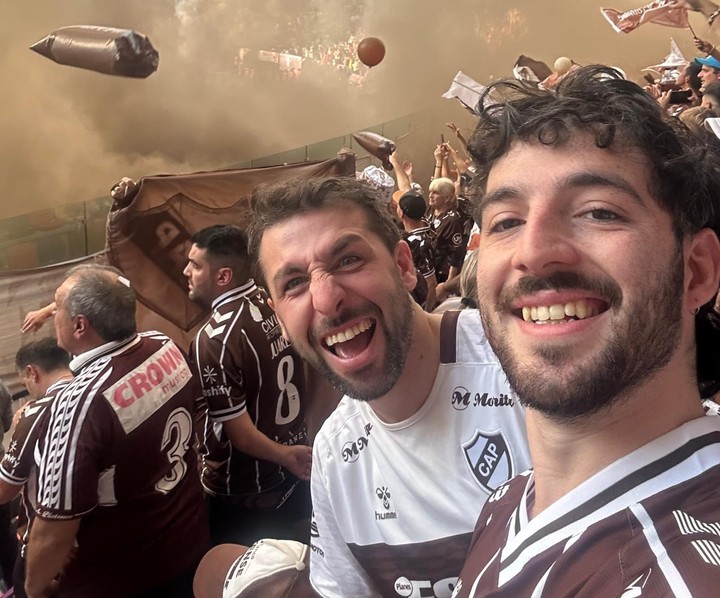 Ivo Tortajada (en primer plano), junto a su hermano Alvaro, en una tribuna del estadio Madre de Ciudades, en pleno festejo.