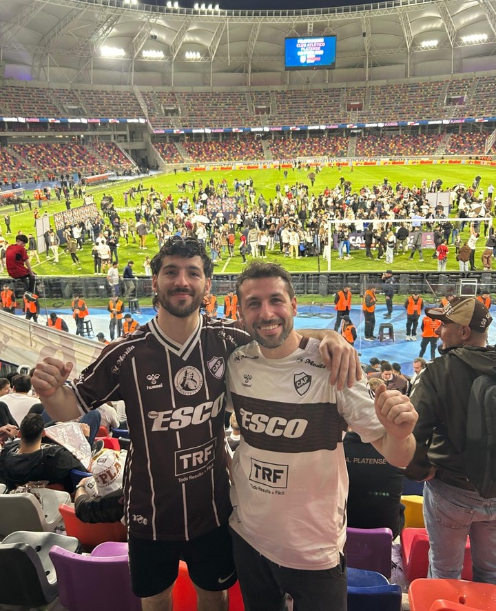 "Hice lo que tenía que hacer, no podía no estar", dice Ivo, el hincha Calamar que mintió en su trabajo para poder estar en Santiago del Estero.