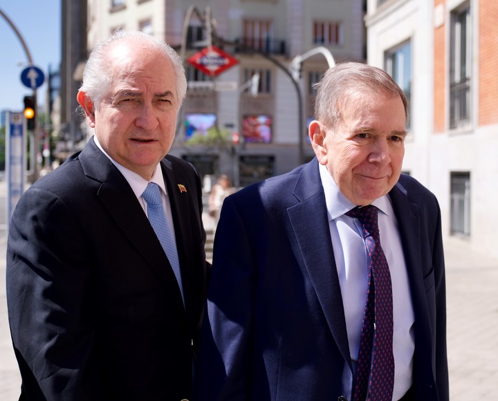 González Urrutia (derecha) y el ex alcalde de Caracas exiliado en España, Antonio Ledezma, llegan a la reunión con el presidente Javier Milei en Madrid. Foto: Cézaro De Luca