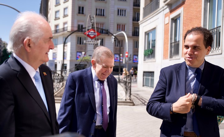 El líder opositor venezolano, Edmundo González Urrutia, (en el centro) llega este mediodía (hora española) al hotel donde se hospeda el presidente Javier Milei. Lo acomapañan Pedro Urruchurtu, ex asilado en la embajada argentina en Caracas (derecha), y el ex alcalde de Caracas, Antonio Ledezma.