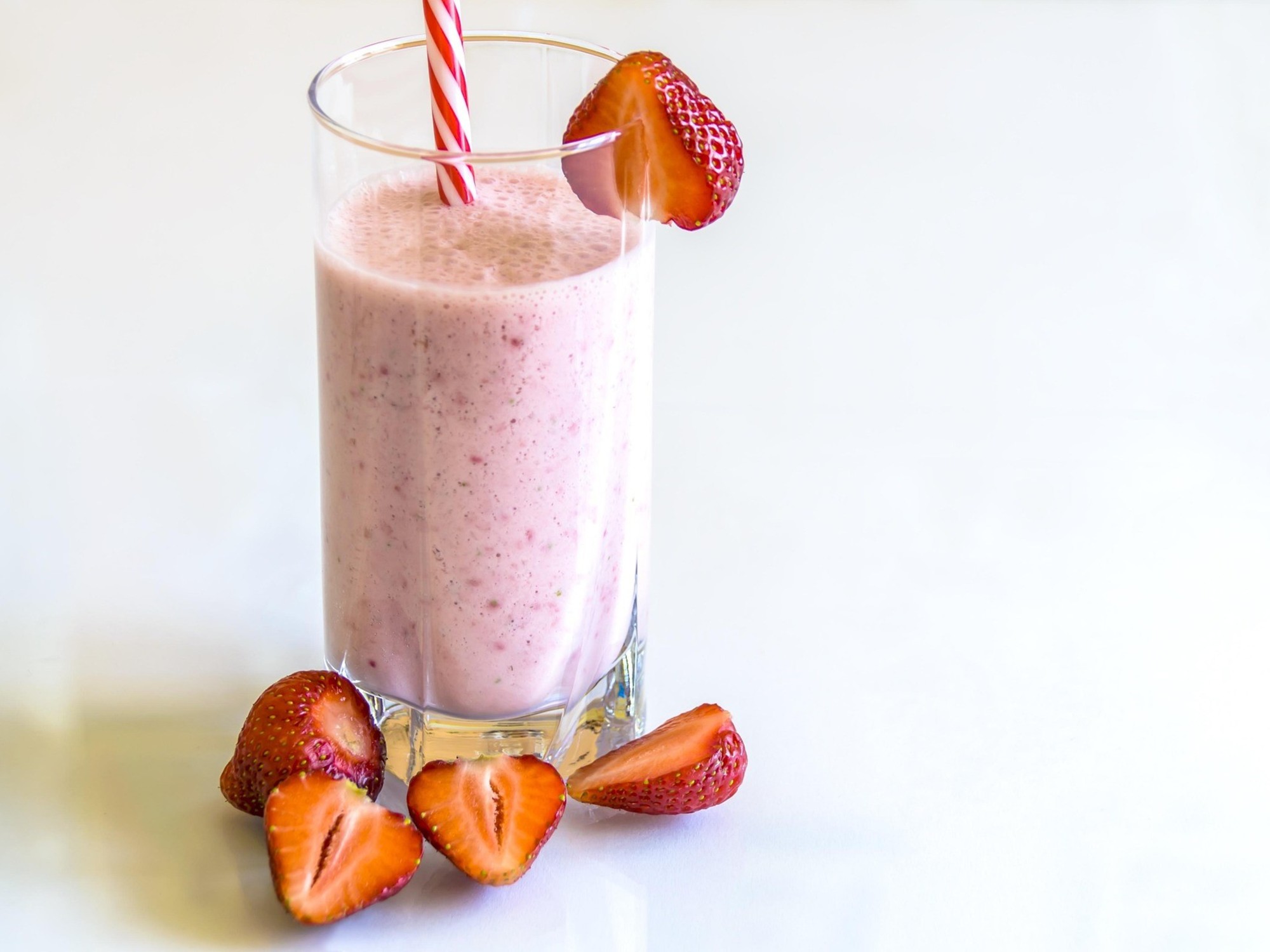 Kéfir batido con frutillas./ Imagen de AS Photograpy en Pixabay.