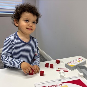 Tiene 2 años, lee libros completos y tiene el coeficiente intelectual de un genio