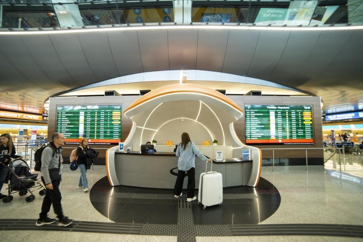 Mostrador de informes en el aeropuerto de Ezeiza. Foto Aeropuertos Argentina