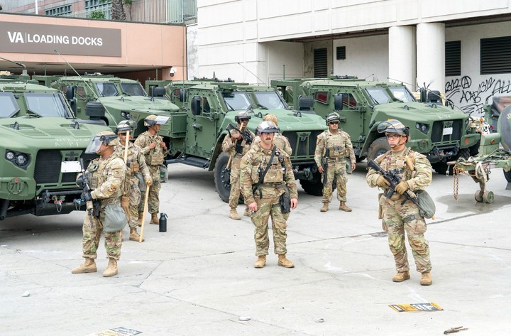 La Guardia Nacional frente al edificio Edward R. Roybal, en Los Ángeles. Foto: Bloomberg