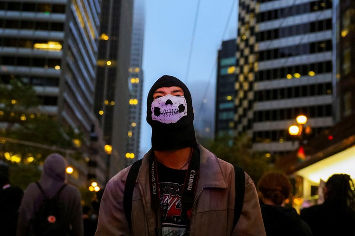 Un manifestante mira a la policía, en las protestas en San Francisco. Foto: Reuters 