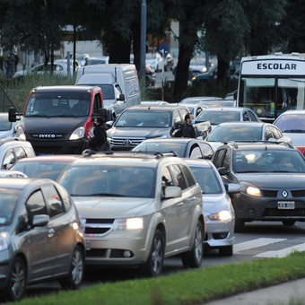 Cuántos autos hay en la Argentina, cuántos están asegurados y cuál es la edad del parque circulante