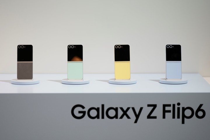 Los Galaxy Flip de Samsung apelan a los colores llamativos. (Foto: AP)