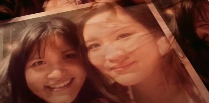 Jessica Wongso (I) y Mirna, la víctima. Foto: captura YouTube