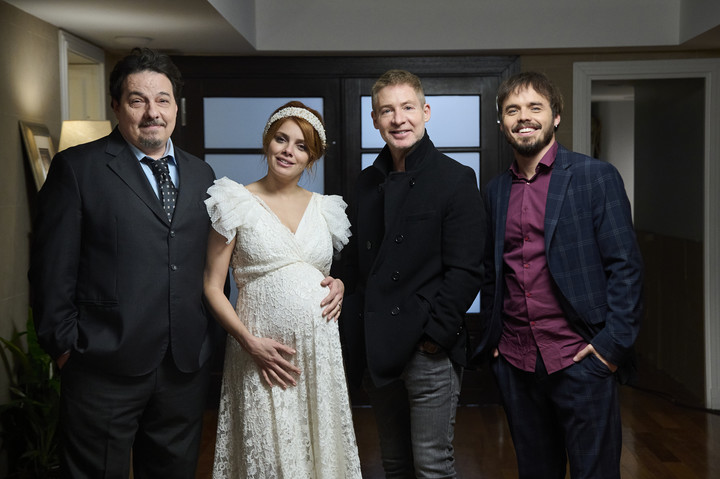 Benjamín Rojas en el rodaje de "Mazel Tov" junto a Adrián Suar, Fernán Mirás y Natalie Pérez. Foto: Cleo Bouza.