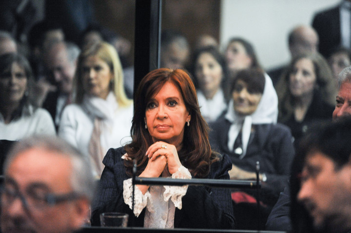 Cristina Fernández De Kirchner, buscó poner a Madres de Plaza de Mayo dentrás suyo en el inicio del Juicio del caso Vialidad en 2019.