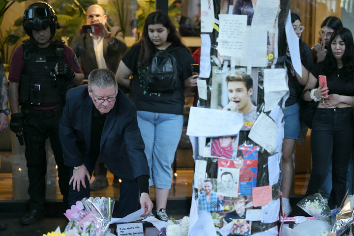 George Payne, el padre de Liam, presente en uno de los homenajes a su hijo. Foto: AFP/Juan Mabromata.
