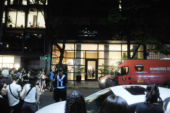 El procedimiento policial en el hotel Casa Sur el día de la muerte de Liam Payne. Foto: Federico López Claro.