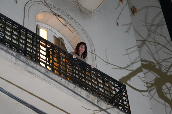 Cristina Kirchner saluda desde el balcón de su casa tras conocer la condena. 
Foto: Santiago Garcia Díaz