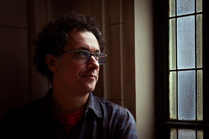 El escritor y editor argentino Ricardo Romero en su casa del barrio de San Telmo. Foto: Mariana Nedelcu.