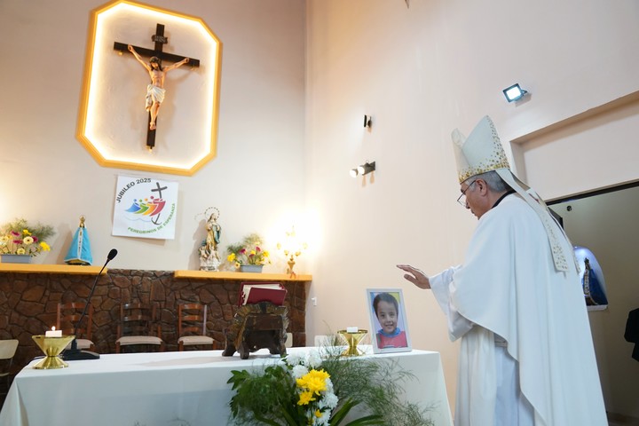 El arzobispo de Corrientes, monseñor José Adolfo Larregain, encabezó la misa por la "pronta aparición" de Loan. Foto: Juan Tesone.