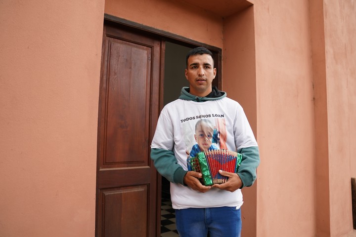 El hermano de Loan con el acordeón que el nene solía tocar todas las tardes al compás de un chamamé. Foto: Juano Tesone/Enviado especial.