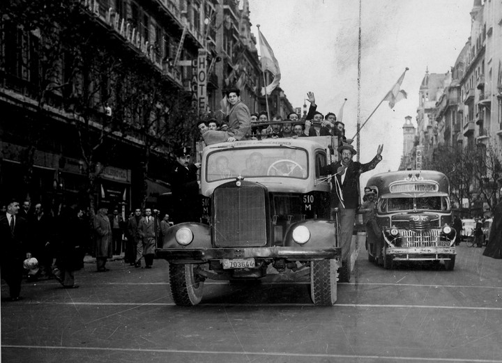 Trabajadores van a la Plaza de Mayo a defender el gobierno de Perón luego de los bombardeos. / Archivo Clarín