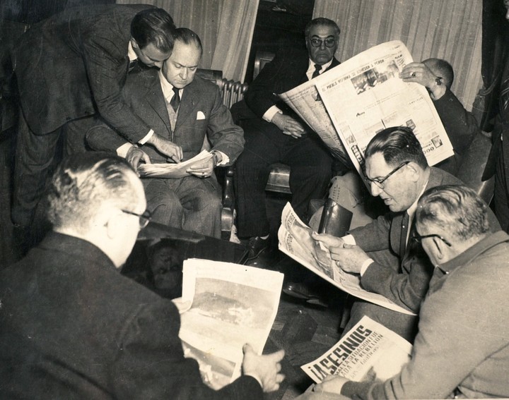 Perón y su círculo íntimo leen los diarios después de los bombardeos a Plaza de Mayo. / Archivo Clarín