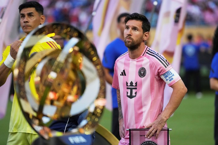 Lionel Messi y Oscar Ustari junto al trofeo antes del debut ante Al Ahly por el Mundial de Clubes. (AP Photo/Rebecca Blackwell)