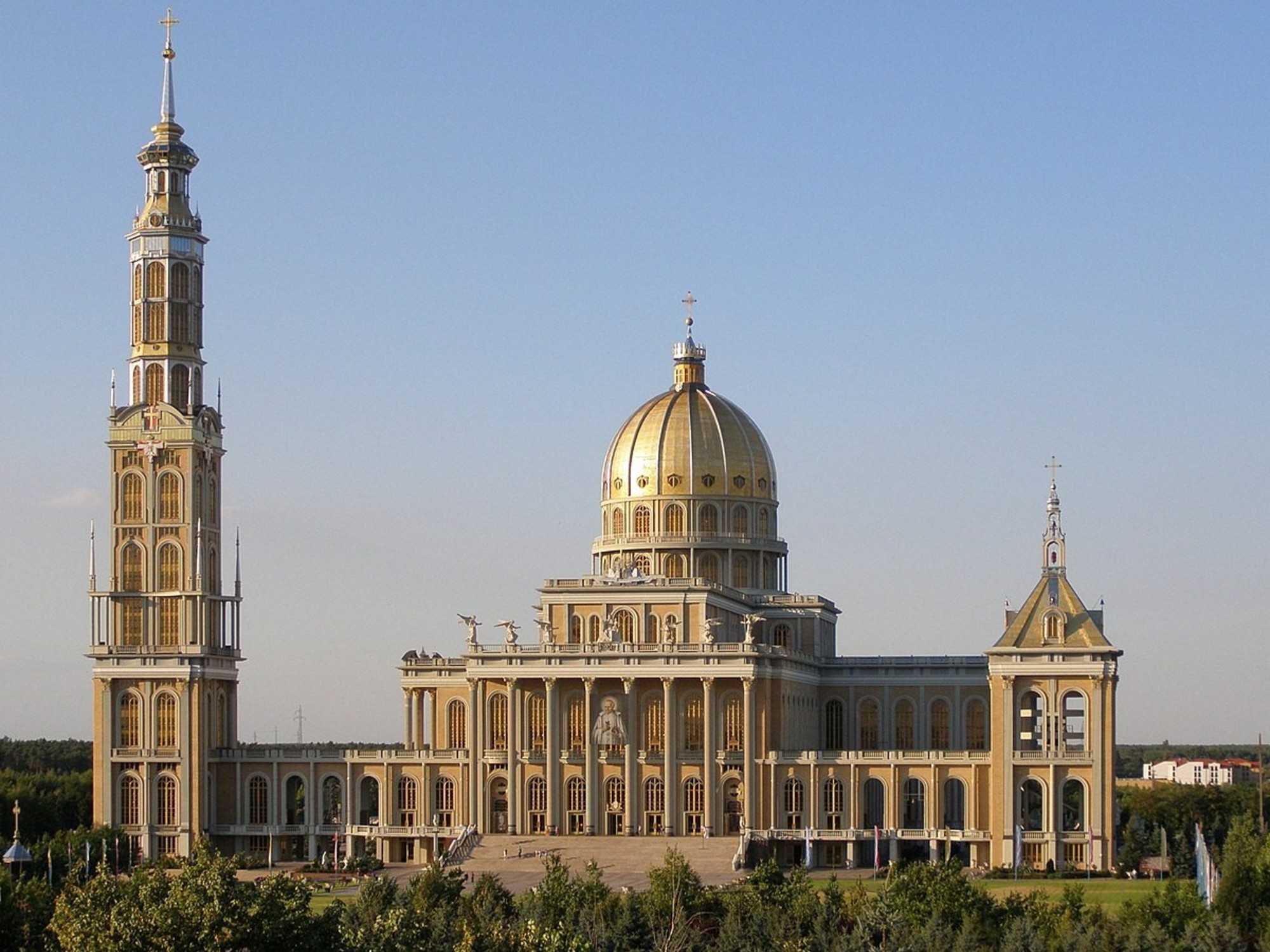 Basílica de Nuestra Señora de Lichén. Está en Lichén Stary, Polonia. Una de las más modernas: se terminó de construir en 2005. 