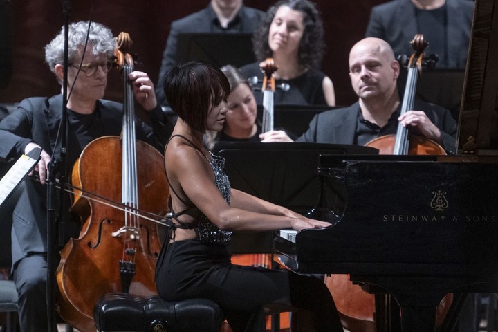 De vestido rojo, Yuja Wang pasó a un "total black" para la segunda parte. Foto: Juanjo Bruzza