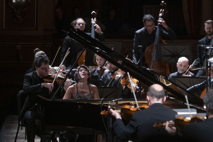El viejo modelo de confrontación entre piano y orquesta se descentralizó con el doble rol de Yuja Wang. Foto: Juanjo Bruzza
