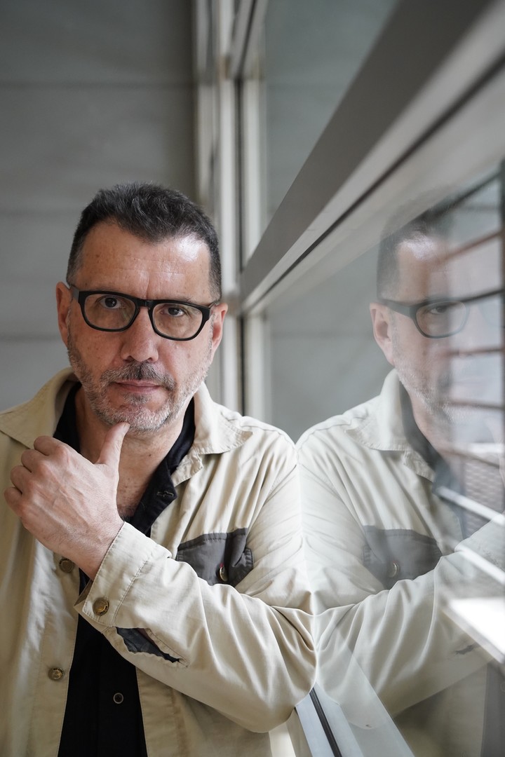 Alberto Fuguet, en la deliberación del Premio Clarín 2024. Fotos Ariel Grinberg 