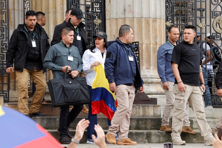 La senadora María Fernanda Cabal (c) sale del congreso a reunirse con seguidores durante la "Marcha del silencio". Foto EFE