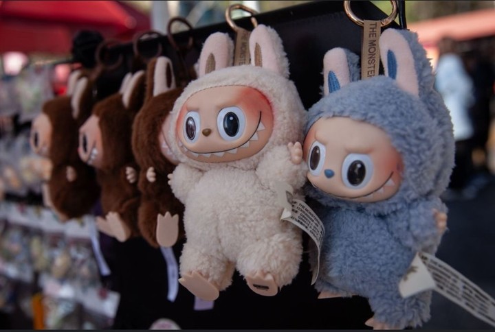 La historia detrás de los Labubu, los muñecos que desataron un furor de ventas en China.