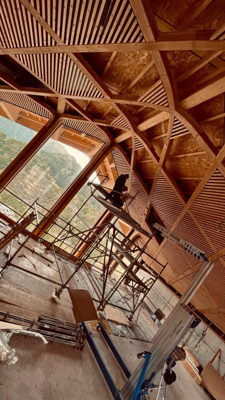 Alomías y su socio trabajando en los techos de uno de los hoteles de Andorra que los contrató.