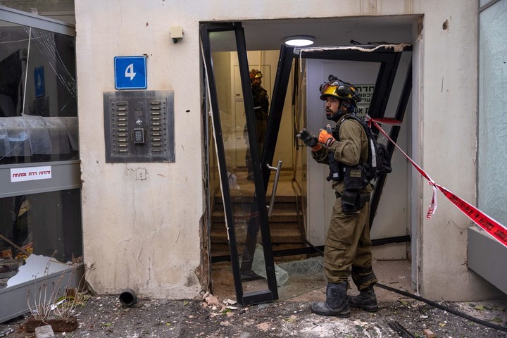 Fuerzas de rescate en un edificio alcanzado por misiles balísticos en Tel Aviv, Israel. Foto Bloomberg
