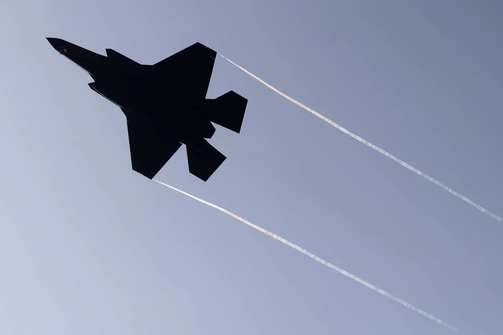 Un avión de combate israelí F35 despega desde un lugar no revelado en el centro de Israel. Foto EFE