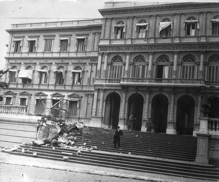 16 de junio de 1955: aviones de la Marina bombardean la Casa Rosada y la Plaza de Mayo. / Archivo Clarín